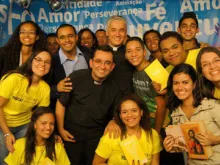 Jovens com Pe. Bruno (Niterói) e Pe. Arnaldo (Setor Preparação Pastoral do COL)