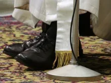Os sapatos pretos do Papa Francisco.