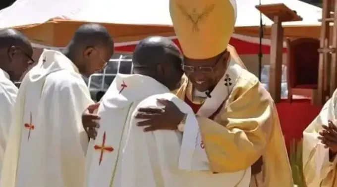 primer-sacerdote-ciego-Kenia.jpg ?? 