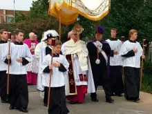Arcebispo Paul Coakley de Oklahoma preside a procissão Eucarística em 21 de setembro