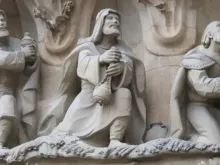 Escultura dos Reis Magos na basílica da Sagrada Família em Barcelona