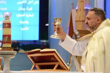 sacerdote-catolico-en-qatar.jpg