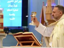 Padre Charbel Mhanna celebra missa na Igreja Nossa Senhora do Rosário no Qatar