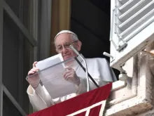 Papa Francisco lê seu discurso ante os fiéis na Praça de São Pedro.