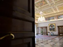 Papa Francisco dirige o Regina Coeli na Biblioteca do Palácio Apostólico.