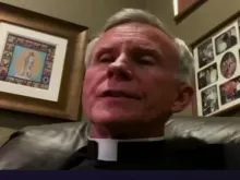 Bispo Joseph Strickland fala sobre a recente visitação apostólica em podcast.