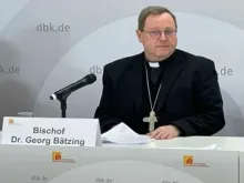 Bispo Georg Bätzing em conferência de imprensa.
