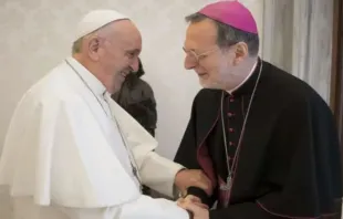 Arcebispo Claudio Gugerotti, prefeito do dicastério para as Igrejas Orientais, com o Papa Francisco.