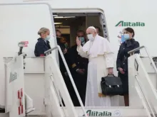 Papa Francisco abordando o avião que o levará ao Iraque.