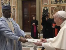 Papa Francisco recebe credenciais de embaixador do Chade