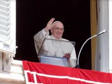 Papa Francisco acena para os fieis