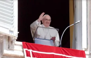 Papa Francisco acena para os fieis