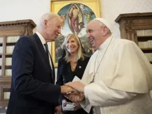 Papa Francisco recebe presidente americano Joe Biden.