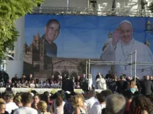 Papa Francisco diante de imagem do beato Giuseppe "Dom Pino" Puglisi em encontro com jovens durante visita a Palermo, na região italiana da Sicília, em 15 de setembro de 2018. - Foto: Vatican Media 