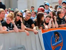 Um grupo de jovens presentes na audiência geral de hoje na Praça de São Pedro. Foto Petrik Bohumil