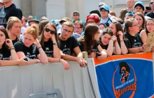 Um grupo de jovens presentes na audiência geral de hoje na Praça de São Pedro. Foto Petrik Bohumil