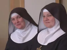 Irmã Scholastica Radel e a madre abadessa Cecilia Snell falam sobre a exumação do corpo da irmã Wilhelmina na TV.