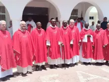 Padre Alain Mayama (centro), e membros do Conselho Geral dos Missionários Espiritanos. Crédito: Pe. Dominic Gathurithu, CSSp.