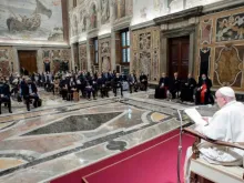 Papa Francisco encontra membros da Pontifícia Academia para a Vida