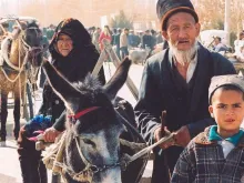 Uigures em um mercado em Kasgar. Crédito: Wimmedia - Todenhoff (CC BY-SA 2.0).