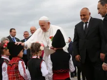 Papa Francisco recebido na Bulgária pelas crianças.