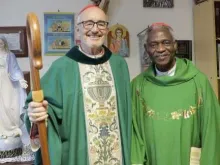O cardeal Peter Turkson (dir.) e seu sucessor, Michael Czerny