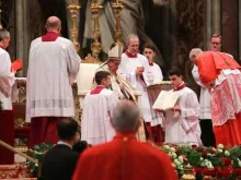 Papa Francisco preside um consistório