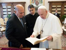 Papa Francisco e o chanceler Fuad Mohammed Hussein.