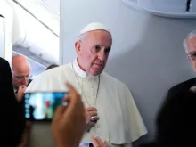 O Papa Francisco no voo de regresso a Roma 