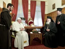 O papa com Ieronymos II e seus intérpretes