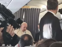 Papa Francisco dá entrevista durante voo