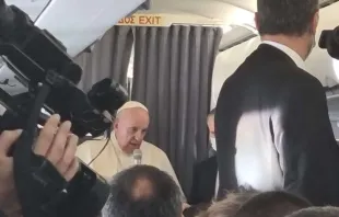 Papa Francisco dá entrevista durante voo