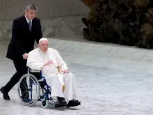 Papa Francisco em cadeira de rodas no Vaticano em 5 de maio de 2022.