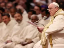 Papa Francisco faz homilia na missa da Vigília Pascal na Basílica de São Pedro em 8 de abril de 2023.