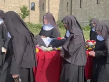 freiras cantam durante procissão com o corpo da irmã wilhelmina lancaster, osb, em gower, missouri (eua), em 29 de maio de 2023.